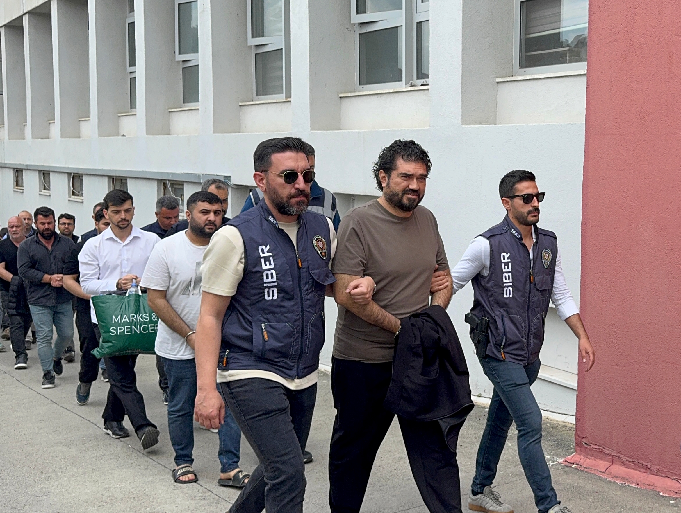 Rasim Ozan Kütahyalı'nın Karanlık Sırları Ortaya Çıktı! Yasa Dışı Bahis Operasyonunda Şok Detaylar: Şifresi Kırılan Telefon, Mafya Bağlantıları ve KKTC İlişkisi!