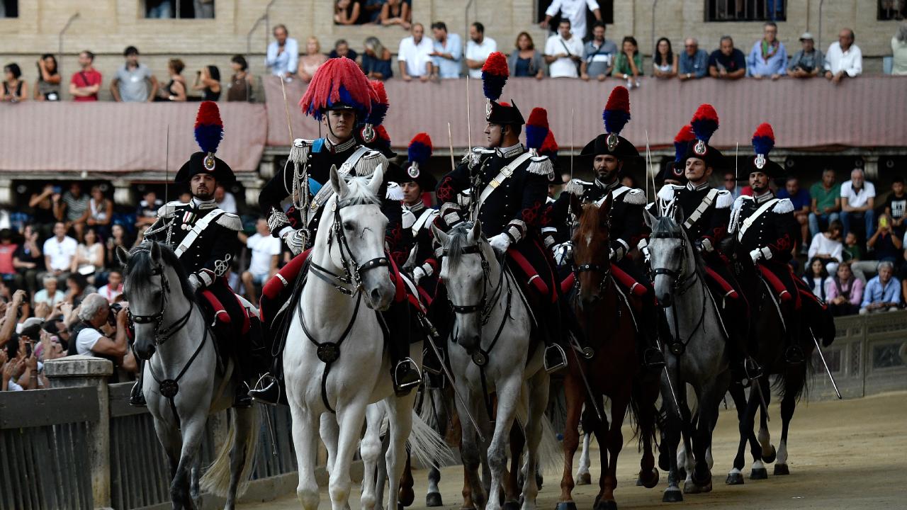 Roma'da Atlar Serbest Kaldı! Jandarma Atları Şehirde Dörtnala Koştu, Olayın Perde Arkası!