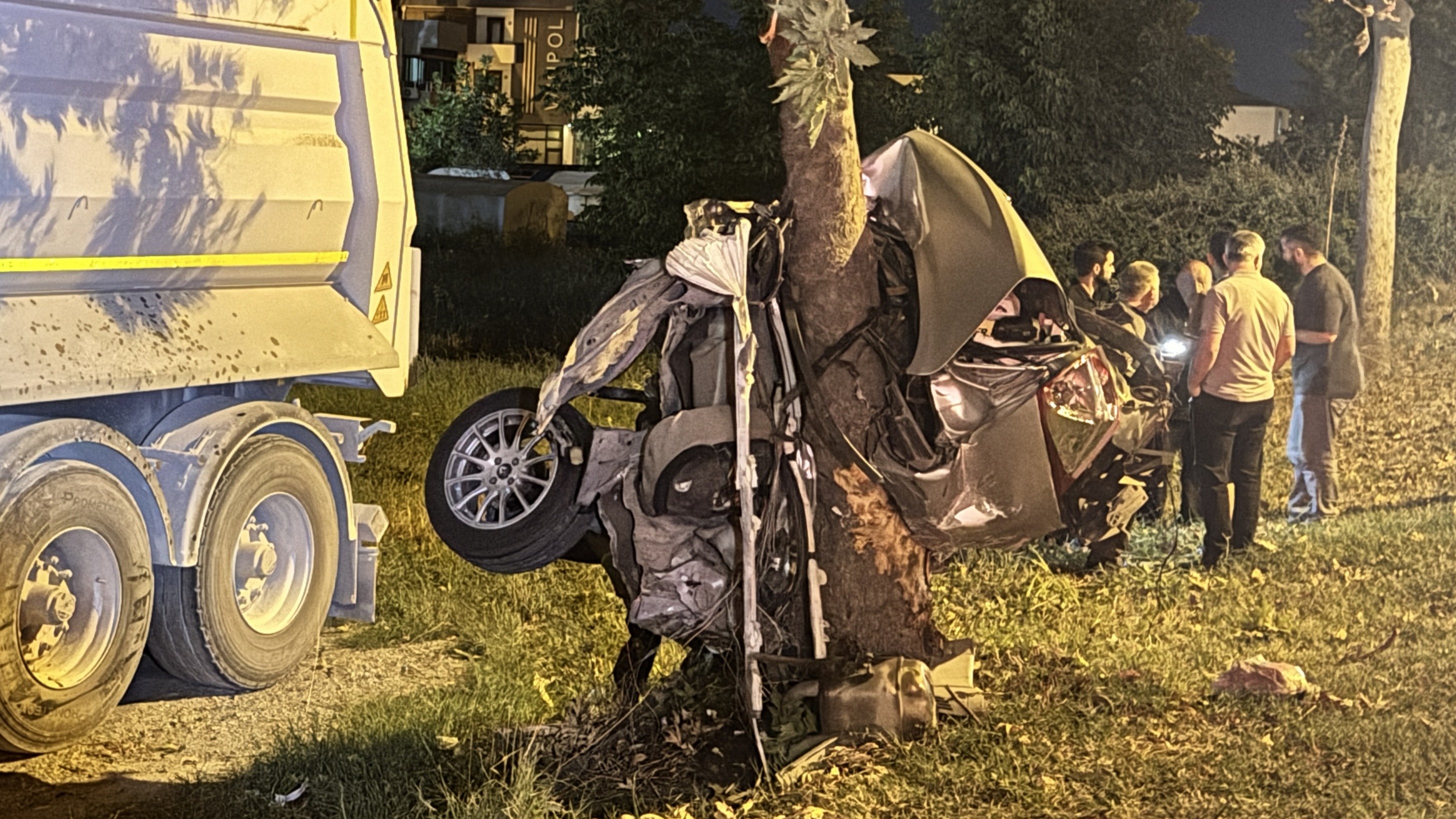 Sakarya'da Trafik Kazası: Ağaca Çarpan Otomobil İkiye Bölündü