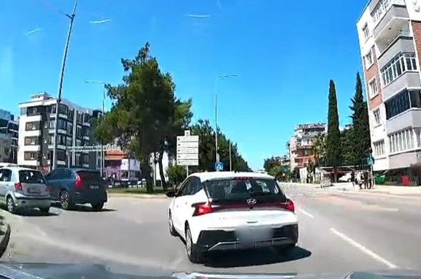 Samsun'da Tehlikeli Sürüş: Kontrolsüz Şerit Değişimi Trafiği Felç Etti