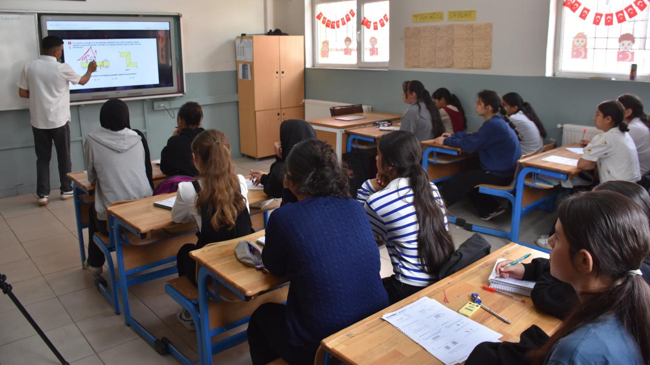 Şırnak'ta Mehmetçik'ten Örnek Davranış: Sınırda Nöbet Tutan Askerler, Şimdi de Öğrencilerin Hayallerine Köprü Oluyor!