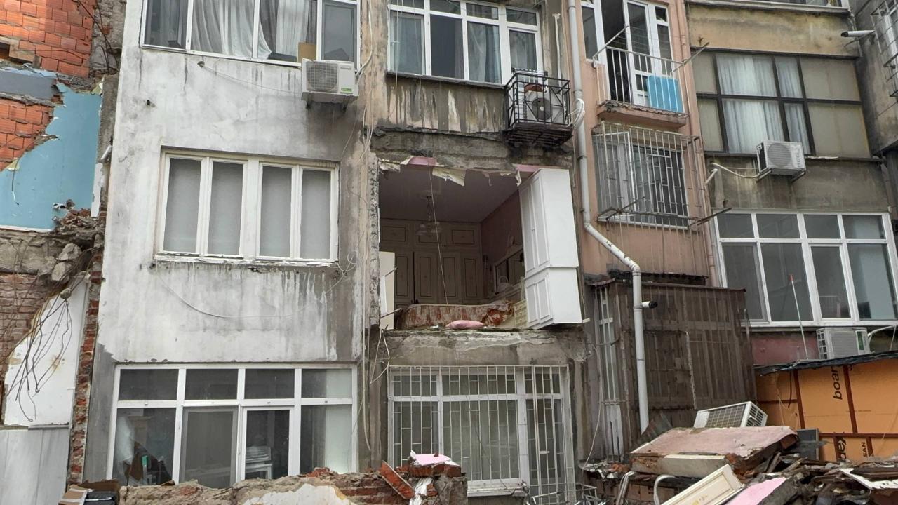 Şişli'de Korkutan Olay: Apartman Dairesinin Duvarı Çöktü