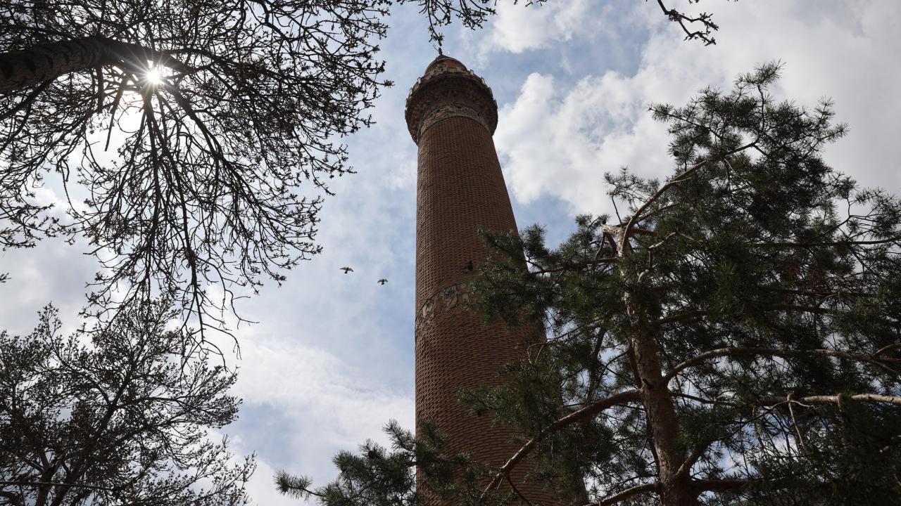 Sivas Ulu Camii Depreme Meydan Okuyor! 829 Yıllık Miras Güvende!