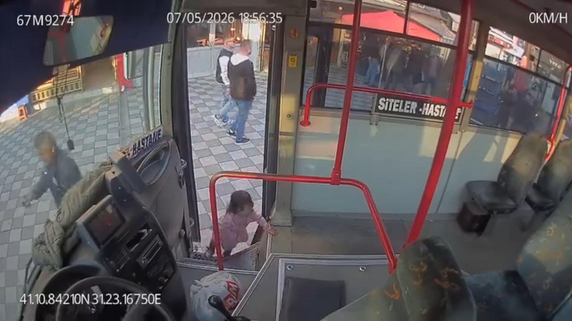 Şoför Bile Gözlerine İnanamadı! 2 Yaşındaki Bebek Otobüse Tek Başına Bindi, Türkiye Şoke Oldu!