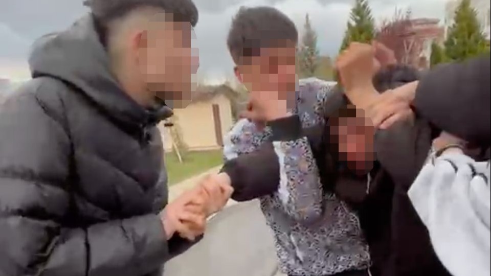 Şok Eden Görüntüler! Akran Zorbalığı Kamerada: Minik Bedeni Darp Edip Sosyal Medyada Paylaştılar!