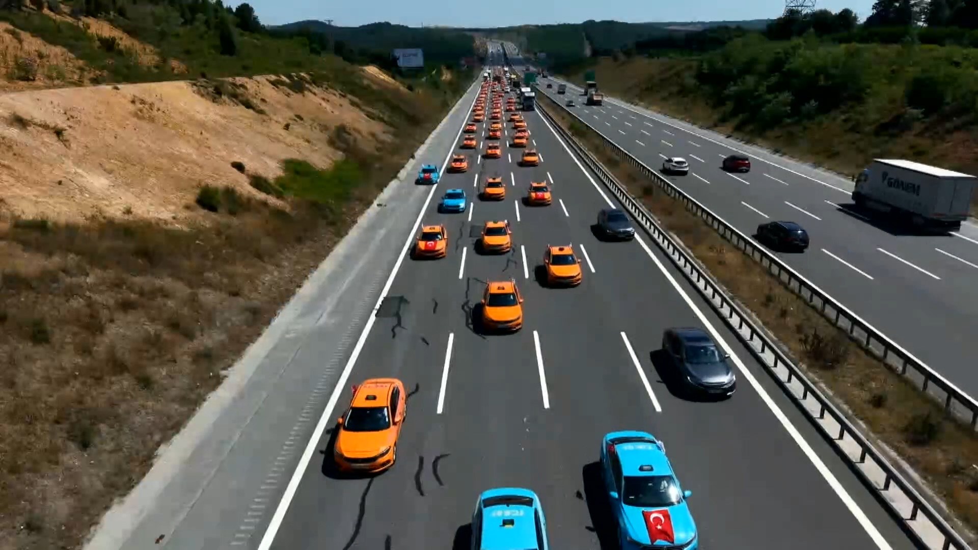 Taksicilerden 15 Temmuz Anısına 253 Araçlık Demokrasi Konvoyu