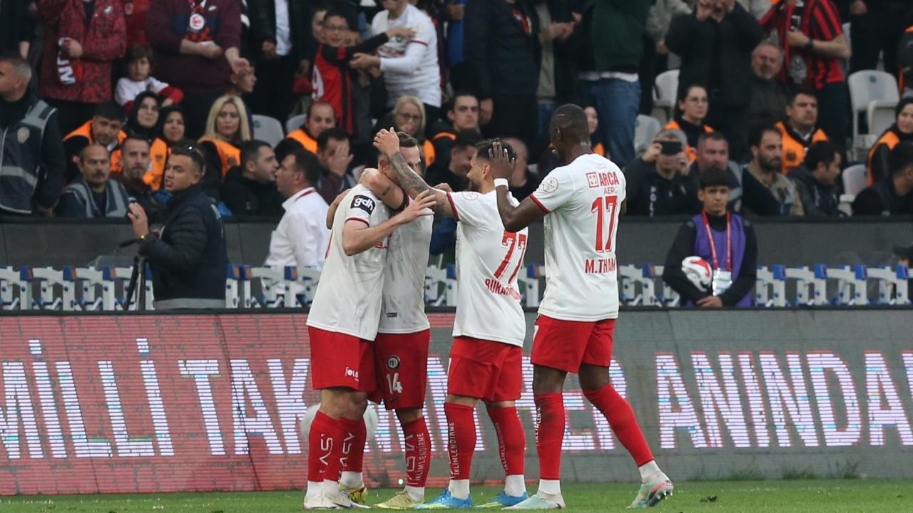 Tarihi An! Çorum FK Süper Lig'de: Şehirde Bayram Havası, Türkiye Şaşkın!