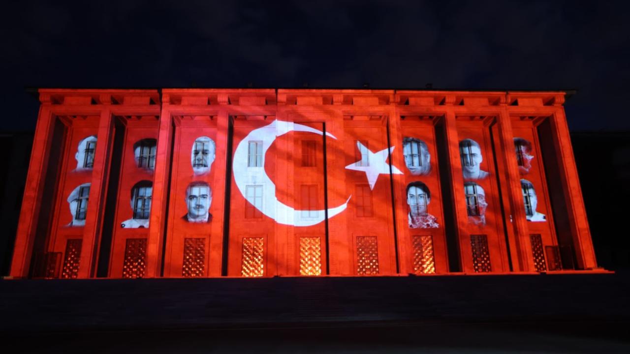 TBMM’de 15 Temmuz Anması: Şehitlerin Fotoğrafları Meclis Duvarlarına Yansıtıldı