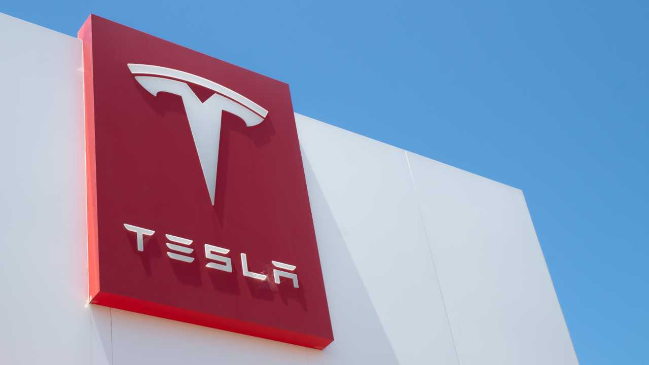 Tesla Türkiye'ye Şok Ceza! Bakanlık Faturayı Kesti, Sürücüler İsyan Etti!