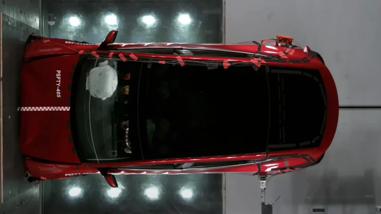 Tesla'dan Devrim! Hava Yastıkları Çarpışmadan Milisaniyeler Önce Açılıyor: Hayat Kurtaran Teknoloji!