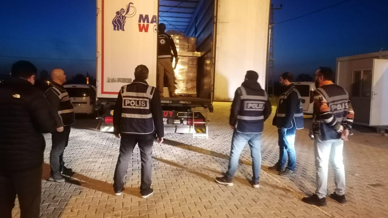 Tokat'ta Şok Baskın! Tırın Kasasında 18 Kaçak Göçmen Bulundu!