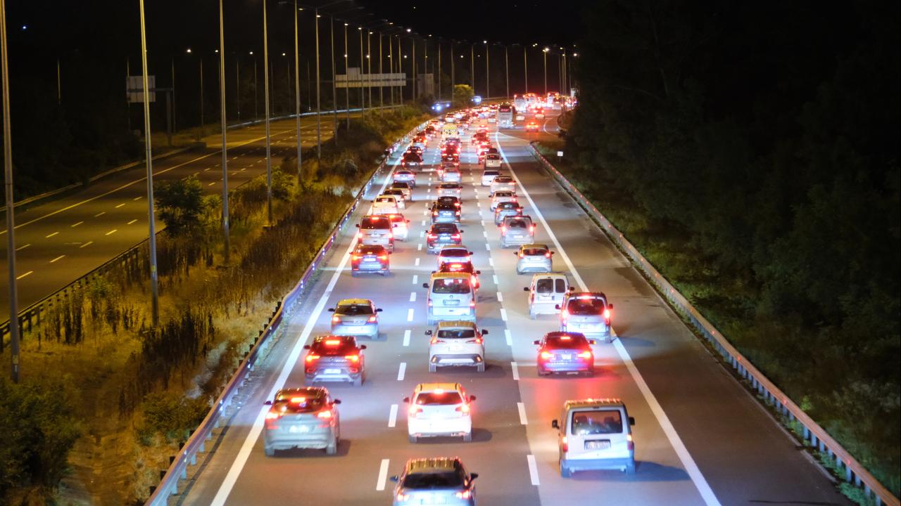 Trafik Alarmı! Bayram Bitti, İstanbul'a Dönüş Başladı: Otoyollarda Yoğunluk Artıyor!