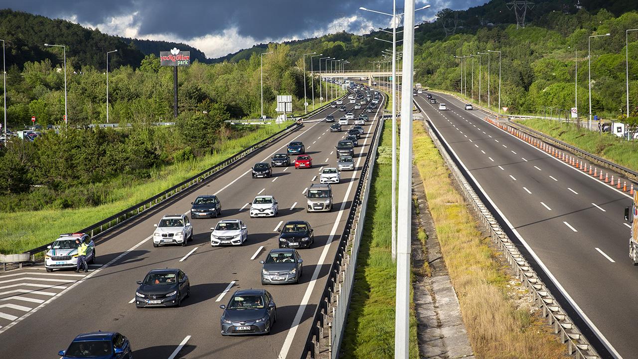 Trafik Çilesi Başladı! Tatilciler Yollara Akın Etti, Otoyollar Kilitlendi!