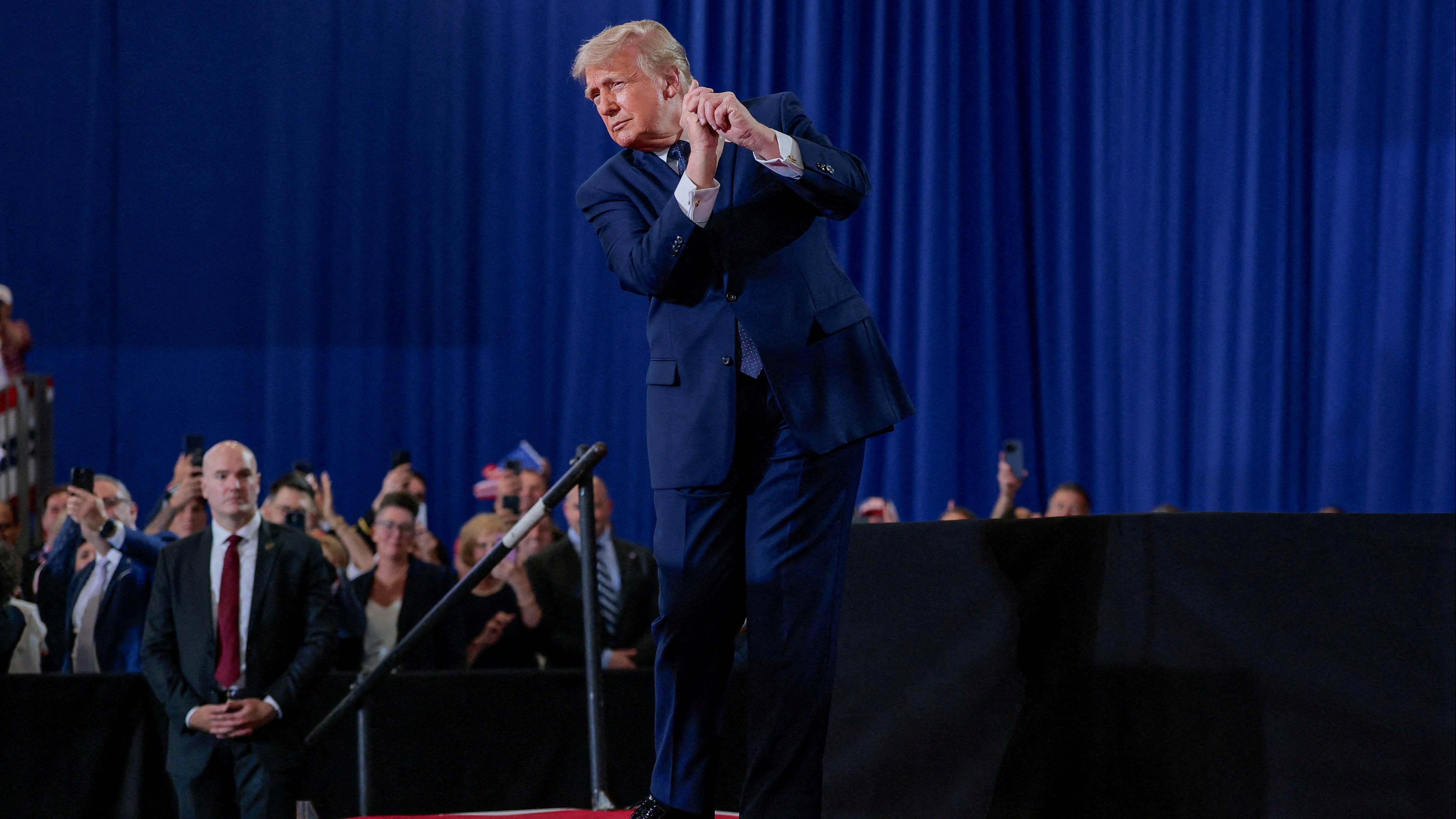 Trump'ın Telefonunda Şok Edici Açık! Binlerce Kişinin Gizli Bilgileri Ele Geçirildi!