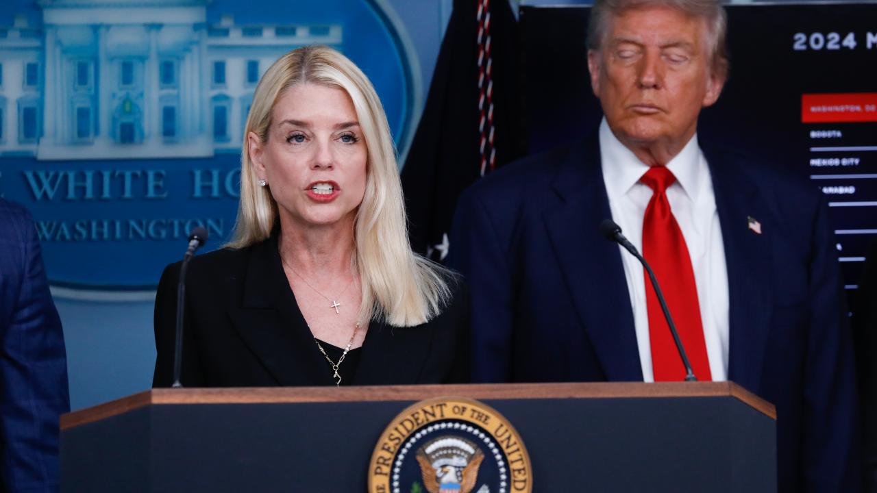 Trump'tan Şok Karar! Adalet Bakanı Pam Bondi Görevden Alındı: Siyasi Deprem mi?