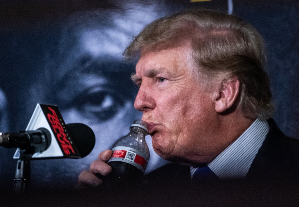 Trump'tan Şok Savunma! Kola Bağımlılığını 'Kanseri Öldürür' İddiasıyla Akladı!