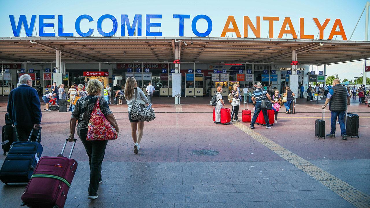 Turizm Patlaması! Antalya Havalimanı Rekor Kırdı: İşte O Sayı!