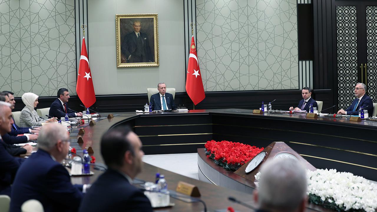 Türkiye Alarmda! Kabine Toplanıyor: Erdoğan'ın Masasında Kritik Dosyalar, Bölgesel Gerilim Tırmanıyor mu?