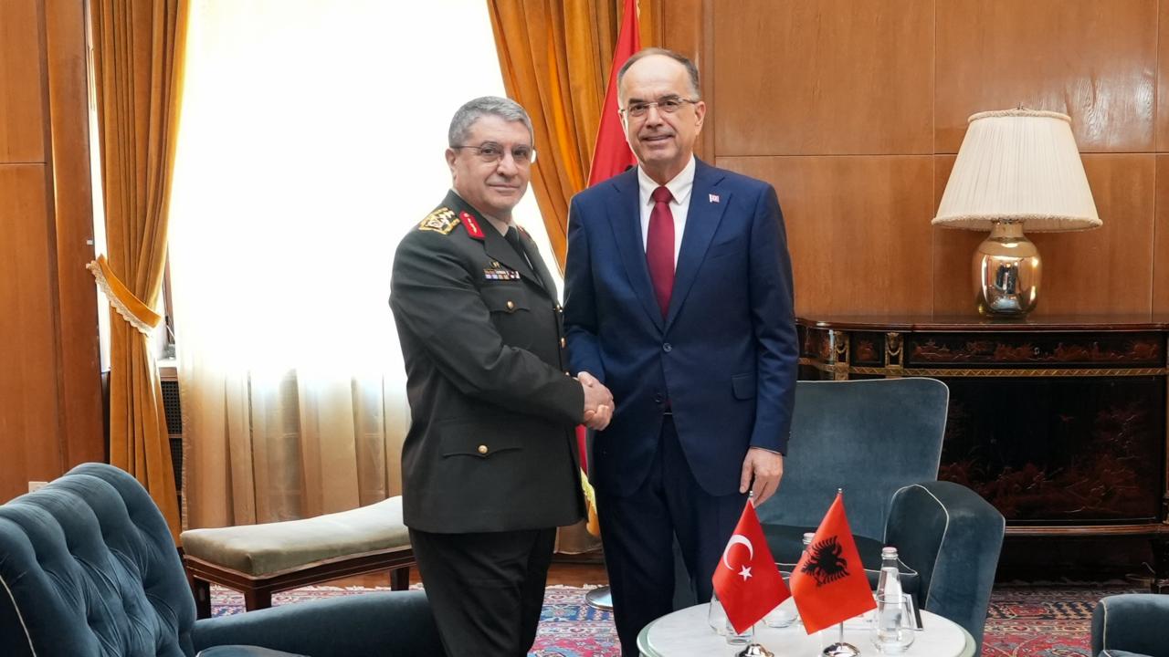 Türkiye ve Arnavutluk Arasında Güçlü İşbirliği! Genelkurmay Başkanı Bayraktaroğlu'nun Kritik Ziyareti!