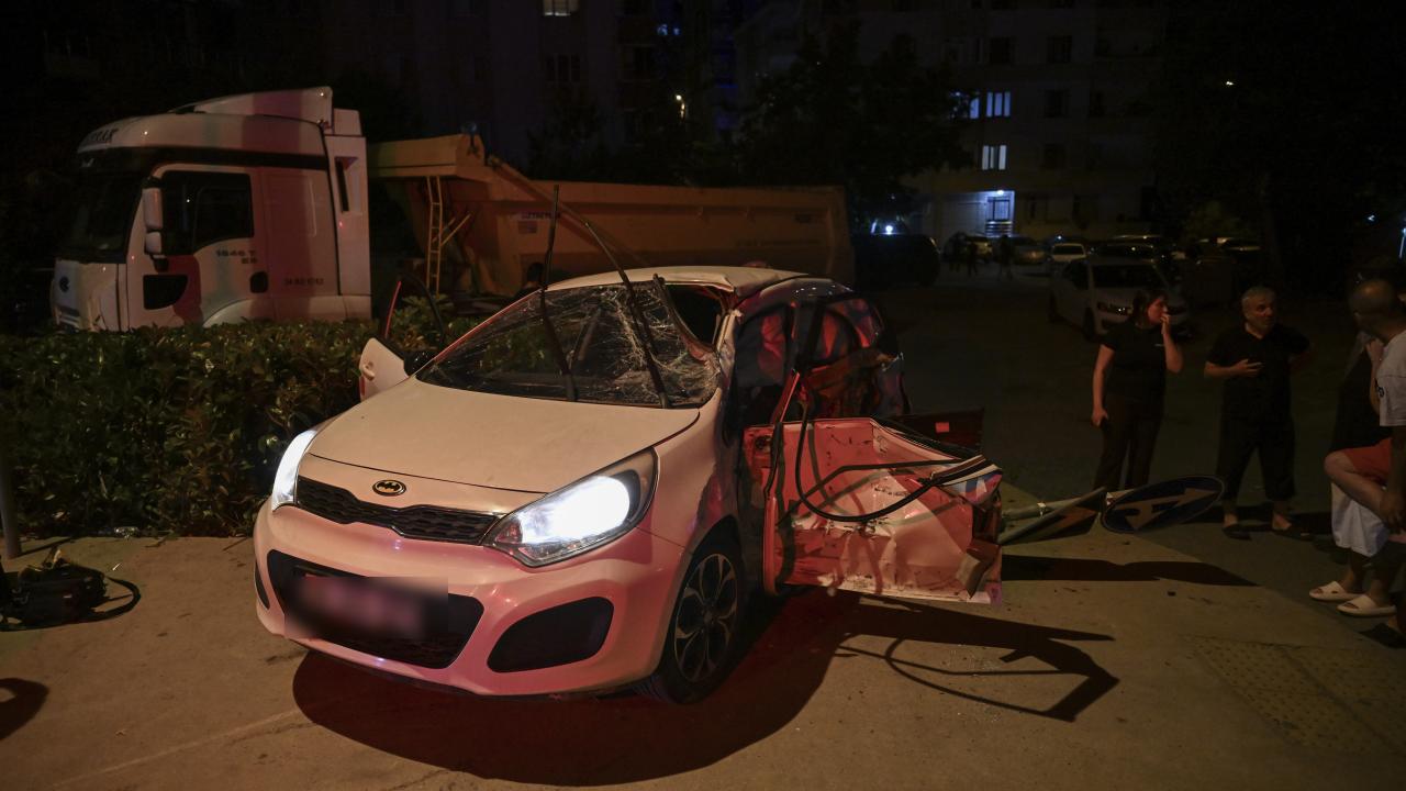 Ümraniye'de Hafriyat Kamyonu ile Otomobil Çarpıştı: 4 Yaralı