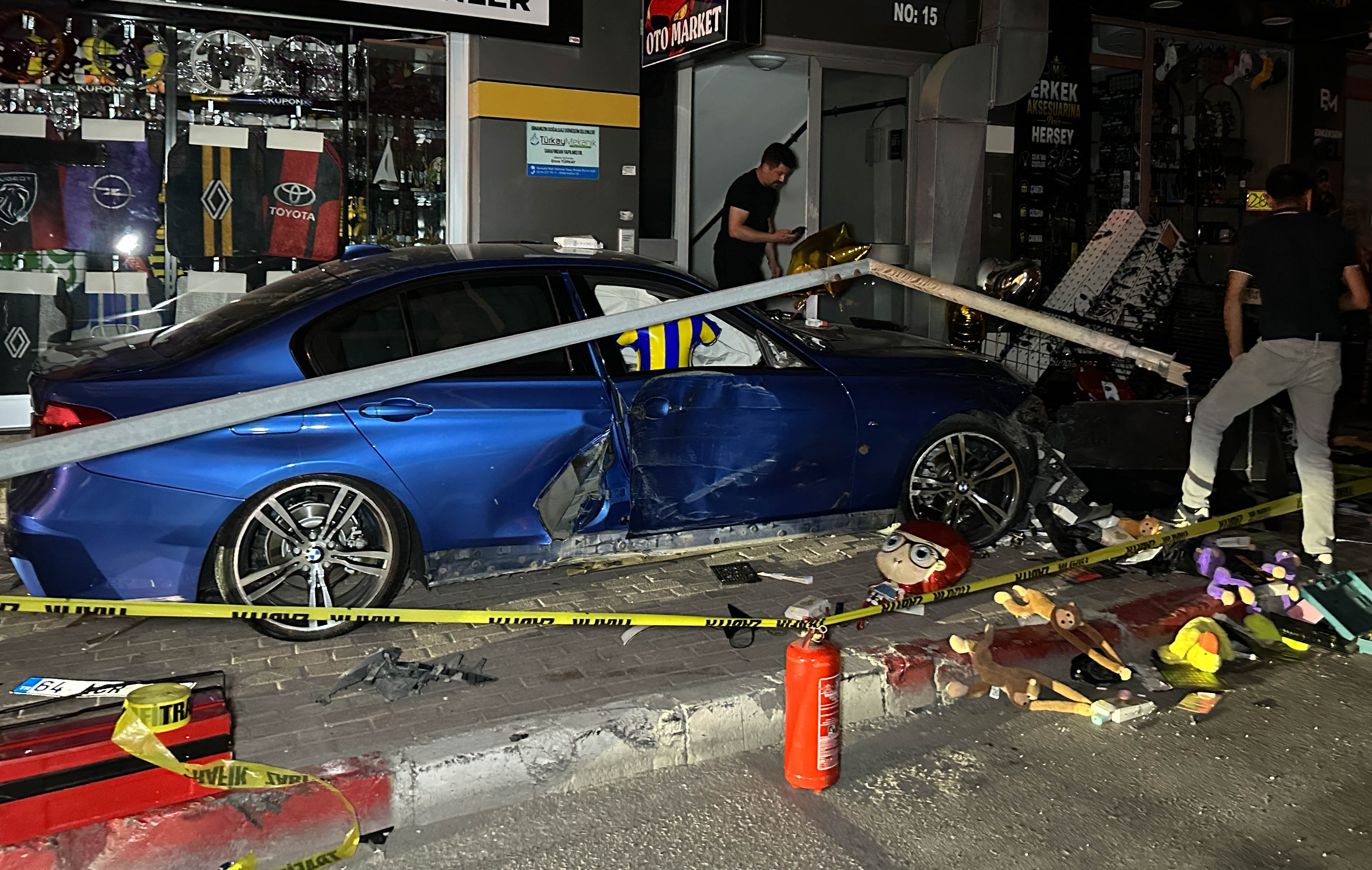 Uşak'ta Trafik Kazası: Kaldırımdaki Yayalara Çarpan Otomobil 4 Kişiyi Yaraladı