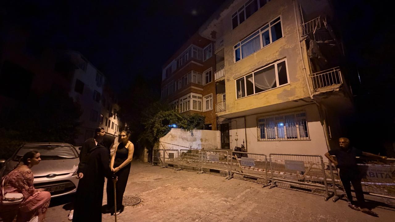 Üsküdar'da Bina Tahliyesi: Balkon Çökmesi Paniğe Yol Açtı