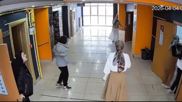 Van'da Deprem Anında Dershane Cehenneme Döndü! Öğretmenlerin Kahramanca Mücadelesi Kamerada!